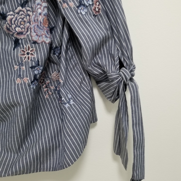 American Eagle Blue Embroidered Off The Shoulder Bow Sleeve Blouse Size Medium - Picture 6 of 9